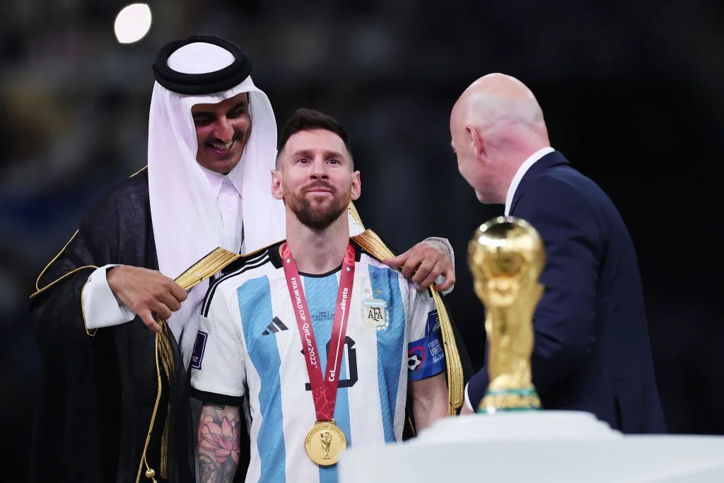 Tiểu vương Sheikh Tamim khoác áo choàng lên Messi trong lễ đăng quang World Cup 2022