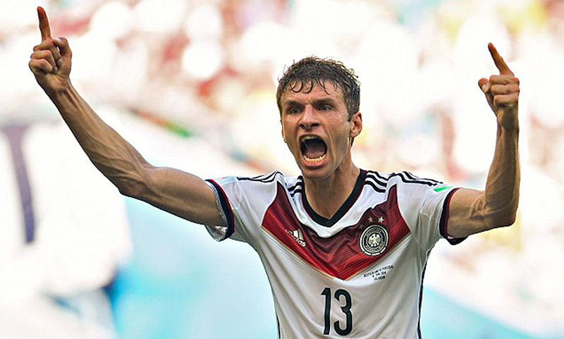 Thomas Muller sát thủ trong gương mặt gã hề (10 bàn thắng)