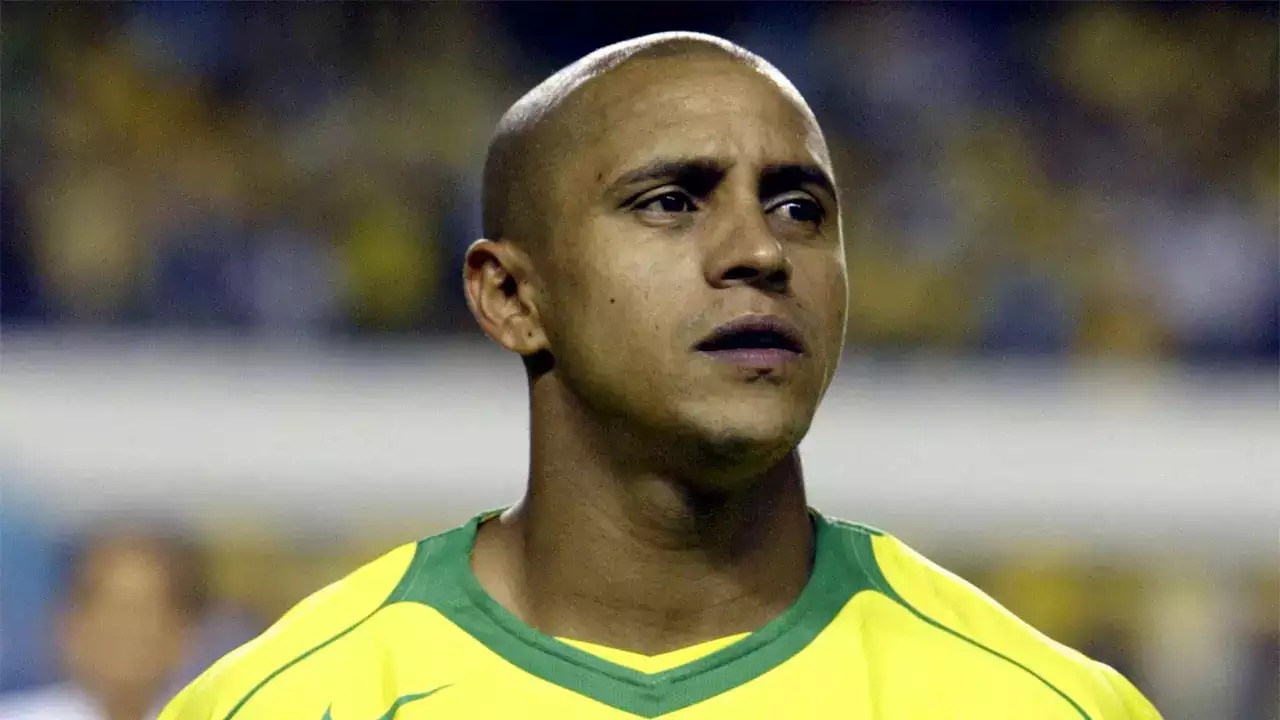 Roberto Carlos với khả năng sút phạt siêu phàm